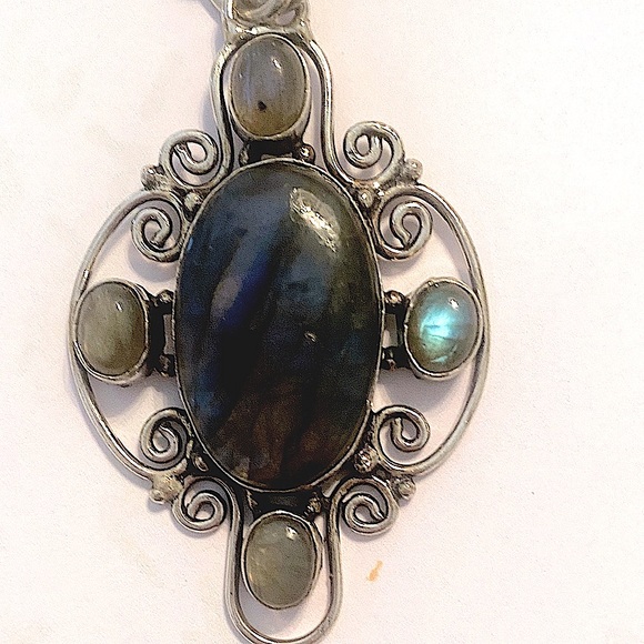 5 stone ,925 marked, Labradorite pendant on a silver chain. - Picture 1 of 6